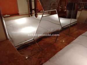 鏡張りのベッド